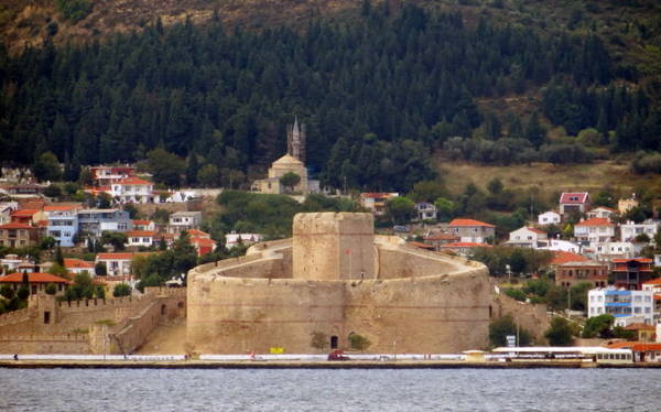 Lâu đài Kilitbahir nhìn qua eo biển Dardanelles - Ảnh: Kim Ngân