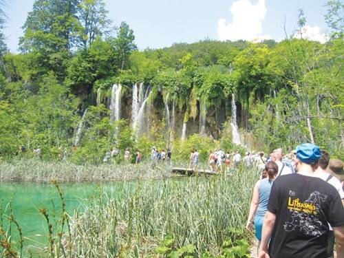 Rất đông du khách chọn cung đường dã ngoại để khám phá hồ Plitvice