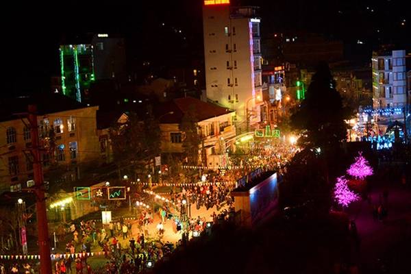 Năm nay, lễ hội Hoa Tam giác mạch được mở vào ngày 15-10, lễ hội làm cho Thị trấn Đồng Văn trở nên đông đúc. Ban đêm Khu phố cổ tấp nập khách du lịch đi dạo và thưởng thức đặc sản của Đồng Văn- Hà Giang. 