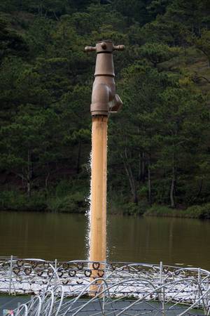 Trên hồ Đa Thiện nhiều năm nay xuất hiện chiếc vòi nước độc đáo như lơ lửng trên không.