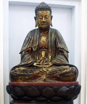 Tượng phật A-Di-Đà vua Gia Long tặng chùa Khải Tường hiện được trưng bày ở bảo tàng lịch sử Việt Nam - TP HCM. Ảnh: Wikipedia