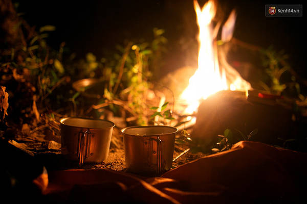 Lại dựng lều, lại nấu cơm, lại quây quần cùng nhau bên ánh lửa, lại chia sẻ cùng nhau ly trà ấm
