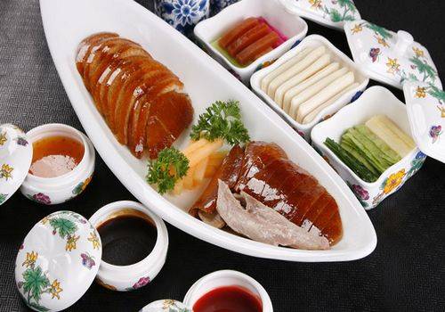 Nhiều nhà hàng sẽ phục vụ thực khách phần thịt vịt và da riêng. Ảnh: China.