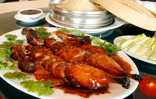Theo những người Trung Quốc sành ăn, vịt được chọn để làm món này là những con cánh và chân ngắn, mình dài, ức rộng. Thịt của chúng có một lớp mỡ giữa các thớ. Sau đó người ta sẽ thoa lên da vịt một lớp hỗn hợp mạch nha. Ảnh: Empressgardenrestaurant.