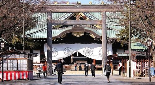 Đền Yasukuni được xây dựng vào năm 1869 dưới thời Thiên hoàng Minh Trị tại cố đô Kyoto, còn được biết đến với cái tên “đền gọi hồn người chết”. Đến năm 1875, Thiên hoàng quyết định dời ngôi đền về Tokyo, đổi tên thành Yasukuni nhằm biến nơi này thành địa điểm linh thiêng, đề cao bản sắc dân tộc và tinh thần võ sĩ đạo. Ảnh: Japan Guide.