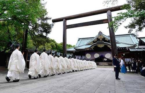 Yasukuni trở thành nơi tưởng nhớ và thờ phụng 2,5 triệu linh hồn Nhật Bản, bao gồm cả những người tham gia lực lượng phát xít và 13 tội phạm chiến tranh trong Chiến tranh thế giới thứ 2. Điều này đã gây phẫn nộ với Trung Quốc, Hàn Quốc và Triều Tiên - những nước từng bị phát xít Nhật xâm lược và tàn phá. Ảnh: Washington Post.
