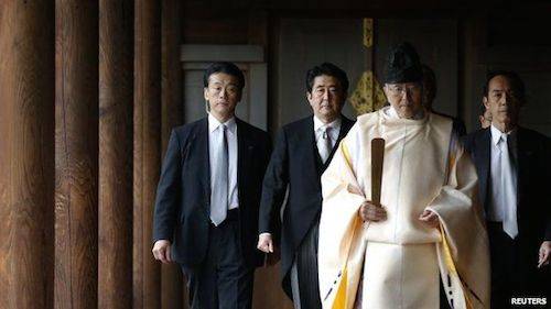 Người dân Nhật Bản tới Yasukuni để bày tỏ sự quan tâm đến đời sống xã hội và chính trị của đất nước. Tuy nhiên, chuyến thăm đền của người đứng đầu chính phủ lại luôn làm dấy lên những cuộc tranh cãi gay gắt với các quốc gia trên. Ảnh: Reuters.