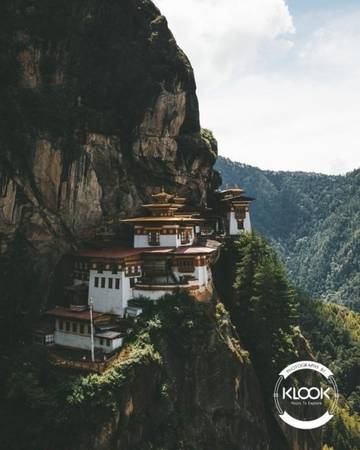 Dành 3 tiếng để leo bộ đến Tiger's Nest Tiger's Nest có tên là tu viện Paro Takstang - một trong những nơi linh thiêng nhất của Bhutan. Vào bên trong tu viện du khách không được sử dụng các thiết bị quay chụp, tuy nhiên khi tới đây bạn vẫn có thể tận hưởng không gian qua từng bước đi. Nửa đầu hành trình là những bậc thang dốc, nhưng có đoạn bạn được đi bằng ngựa nên không phải lo lắng mất quá nhiều sức. Dành 3 tiếng để leo bộ đến Tiger's Nest Tiger's Nest có tên là tu viện Paro Takstang - một trong những nơi linh thiêng nhất của Bhutan. Vào bên trong tu viện du khách không được sử dụng các thiết bị quay chụp, tuy nhiên khi tới đây bạn vẫn có thể tận hưởng không gian qua từng bước đi. Nửa đầu hành trình là những bậc thang dốc, nhưng có đoạn bạn được đi bằng ngựa nên không phải lo lắng mất quá nhiều sức.
