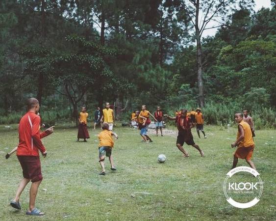 ìm hiểu cuộc sống thường ngày của các nhà sư Du khách đến Bhutan có thể bắt gặp một buổi cắm trại của các nhà sư nhí bên cạnh không gian sôi động với nền nhạc hiện đại, hoặc họ đang chơi bóng chuyền, bóng đá... ìm hiểu cuộc sống thường ngày của các nhà sư Du khách đến Bhutan có thể bắt gặp một buổi cắm trại của các nhà sư nhí bên cạnh không gian sôi động với nền nhạc hiện đại, hoặc họ đang chơi bóng chuyền, bóng đá...