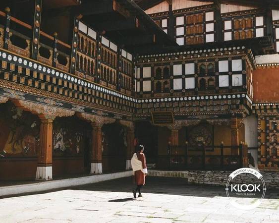 Khám phá các kỳ quan kiến trúc Bhutan là một đất nước có kiến trúc đặc biệt, vừa đơn giản vừa công phu. Màu sắc và các thiết kế được kết hợp tạo nên "bữa tiệc" đã mắt người xem. Những lớp mái bằng nổi bật và tô điểm cho công trình thêm cuốn hút. Điểm đặc biệt là các tòa nhà thường được xây ở vách núi hoặc trên đỉnh núi. Khám phá các kỳ quan kiến trúc Bhutan là một đất nước có kiến trúc đặc biệt, vừa đơn giản vừa công phu. Màu sắc và các thiết kế được kết hợp tạo nên "bữa tiệc" đã mắt người xem. Những lớp mái bằng nổi bật và tô điểm cho công trình thêm cuốn hút. Điểm đặc biệt là các tòa nhà thường được xây ở vách núi hoặc trên đỉnh núi.