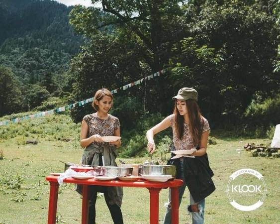Thưởng thức buổi picnic với người địa phương Một trong những kỷ niệm đáng nhớ nhất của bạn có thể là bữa ăn ở Bhutan, trong không gian xanh mát của một đồng cỏ rộng cùng dân địa phương. Các món ăn đặc trưng như ema datshi (phô mai ớt), kewa datshi (phô mai khoai tây)... Thưởng thức buổi picnic với người địa phương Một trong những kỷ niệm đáng nhớ nhất của bạn có thể là bữa ăn ở Bhutan, trong không gian xanh mát của một đồng cỏ rộng cùng dân địa phương. Các món ăn đặc trưng như ema datshi (phô mai ớt), kewa datshi (phô mai khoai tây)...