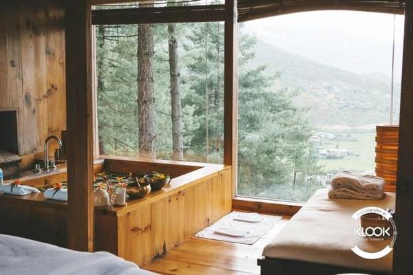 Nghỉ dưỡng trong các căn nhà gỗ Bạn nghĩ một đất nước chưa phát triển như Bhutan không thể có chốn ở sang trọng và xa hoa, thực tế hoàn toàn khác. Bhutan có nhiều địa điểm cho du khách nghỉ dưỡng, bên ngoài có thể trông mộc mạc nhưng nội thất thực sự đáp ứng được yêu cầu của bạn. Nổi bật nhất là khách sạn Uma tại Paro có vị trí rất đẹp, cho phép du khách ngắm nhìn thiên nhiên ở mọi ngóc ngách. Nghỉ dưỡng trong các căn nhà gỗ Bạn nghĩ một đất nước chưa phát triển như Bhutan không thể có chốn ở sang trọng và xa hoa, thực tế hoàn toàn khác. Bhutan có nhiều địa điểm cho du khách nghỉ dưỡng, bên ngoài có thể trông mộc mạc nhưng nội thất thực sự đáp ứng được yêu cầu của bạn. Nổi bật nhất là khách sạn Uma tại Paro có vị trí rất đẹp, cho phép du khách ngắm nhìn thiên nhiên ở mọi ngóc ngách.