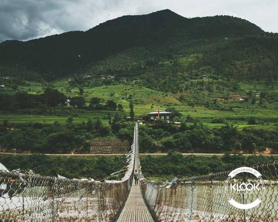 Đi trên cây cầu treo dài nhất Bhutan Cầu được bắc qua sông Po Chu ở thành phố Punakha, cả người dân địa phương và du khách đều yêu thích địa điểm này và thường xuyên qua lại nơi này. Những tấm vải màu sắc được buộc dọc theo cầu khiến nó trở thành điểm chụp ảnh lý tưởng cho dân du lịch. Đi trên cây cầu treo dài nhất Bhutan Cầu được bắc qua sông Po Chu ở thành phố Punakha, cả người dân địa phương và du khách đều yêu thích địa điểm này và thường xuyên qua lại nơi này. Những tấm vải màu sắc được buộc dọc theo cầu khiến nó trở thành điểm chụp ảnh lý tưởng cho dân du lịch.