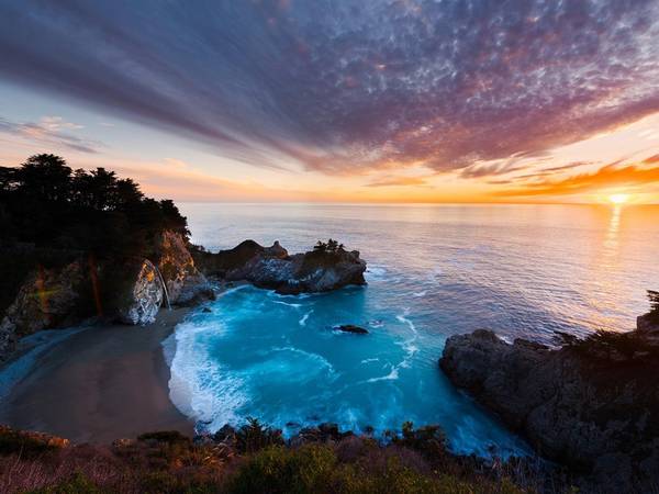 Khu vực Big Sur, California, nơi được mệnh danh là "điểm gặp gỡ tuyệt diệu nhất của nước và đất". Ảnh: Alamy.