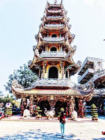 Bạn nên ghé thăm chùa Linh Phước hay còn được gọi với cái tên gần gũi là chùa Ve Chai.