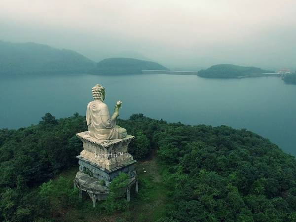 Tượng Phật Thích Ca ngự giữa hồ Truồi. Ảnh: LongHip