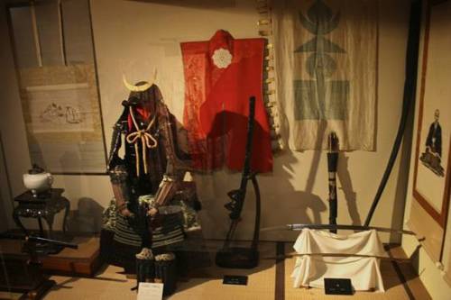  Bộ trang phục cùng những binh khí của Samurai được lưu giữ trong các tòa lâu đài. Ảnh: Flickr.