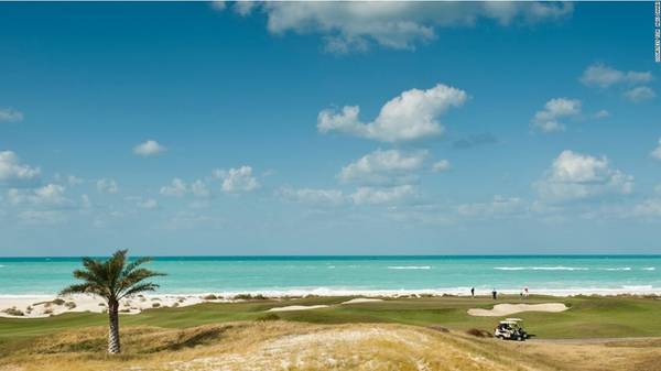 Đảo Saadiyat Abu Dhabi nằm trên một số đảo tách biệt với phần đất liền của vịnh Persian. Hòn đảo Saadiyat là chốn thiên đường cho những người yêu golf, với các bãi biển cát trắng, cồn cát mênh mông. Câu lạc bộ Saadiyat Beach Golf là nơi khách có thể tìm đến dịch vụ khách sạn trọn gói đi kèm các buổi chơi golf trên sân 18 lỗ. Khu vực này còn là nhà của rất nhiều cá heo, rùa và linh dương núi...