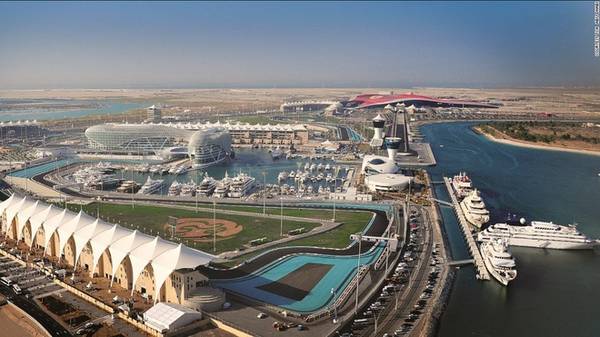 Đảo Yas Để ngắm nhìn sự phát triển mạnh mẽ của Abu Dhabi, du khách hãy tới đảo Yas. Đây là nơi tổ chức cuộc đua công thức 1 hàng năm. Đảo Yas có rất nhiều khách sạn 5 sao đẳng cấp như Yas Viceroy Abu Dhabi có kiến trúc độc đáo.