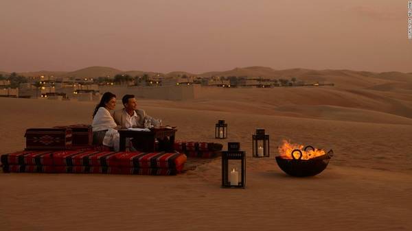 Những resort trên sa mạc Ở resort Qasr al Sarab, du khách có thể đặt bữa tối riêng tư hoặc tổ chức buổi ngắm hoàng hôn bên bếp lửa ngay trên các đồi cát.