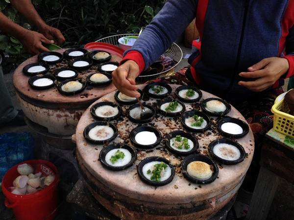  Bánh căn là món ăn đặc trưng của người Chăm Ninh Thuận, qua quá trình tiếp biến, người Việt đã học hỏi và sáng tạo thêm nhiều cái mới, làm món ăn này thêm đặc sắc và trông hấp dẫn hơn.