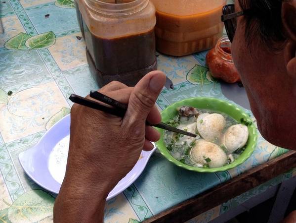 Ở Ninh Thuận thực khách có thể thưởng thức những chiếc bánh căn với một tô nước cá kho nhạt (nấu từ cá, hành và dưa) hoặc mắm nêm. Cách ăn này khác hẳn với người Đà Lạt, tuy cùng là bánh căn nhưng người dân phố núi lại chỉ quen ăn kèm nước sốt xíu mại, làm từ thịt viên và hành.