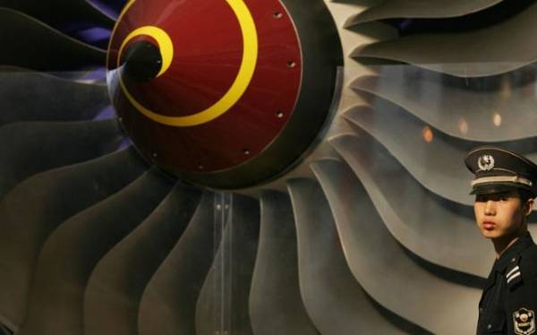 Hít phải khí độc từ động cơ máy bay gây ra triệu chứng chóng mặt, buồn nôn - Ảnh: Telegraph