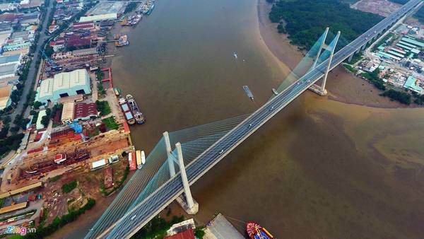 Cầu Phú Mỹ là cây cầu dây văng lớn nhất TP.HCM, bắc qua sông Sài Gòn, nối quận 2, quận 7 và quận 9.