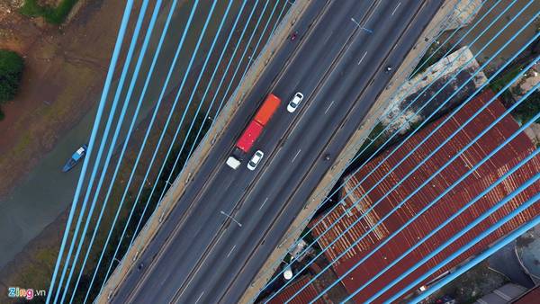 Cầu dài hơn 2.000 m, rộng 27,5 m, có 6 làn xe cơ giới, hai làn xe thô sơ, cho phép 100.000 lượt xe lưu thông mỗi ngày.