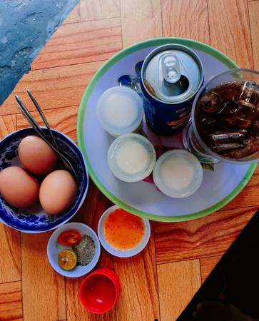 Quán có đầy đủ nước giải khát, yaourt, bánh bông lan và cả trứng lòng đào. Những món ăn và thức uống này đều được bán với giá bình dân và chất lượng.