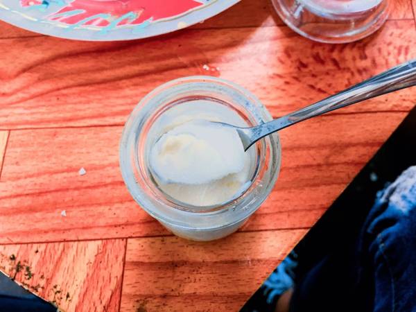 Mỗi hủ yaourt thế này có giá 7.000 đồng. Yaourt được giữ ở độ lạnh vừa phải không quá mềm cũng không quá cứng. Khi ăn vào có cảm giác mát lạnh, béo nhưng không quá ngán.