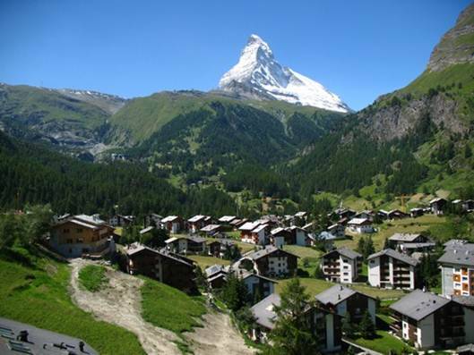 Những ngôi nhà bằng gỗ nằm lọt thỏm bình yên trong thung lũng trên dãy núi Alps. Những ngôi nhà bằng gỗ nằm lọt thỏm bình yên trong thung lũng trên dãy núi Alps.
