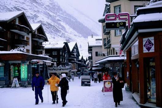 Zermatt có những căn nhà lều bằng gỗ vẫn giữ nguyên kiểu truyền thống. Zermatt có những căn nhà lều bằng gỗ vẫn giữ nguyên kiểu truyền thống.
