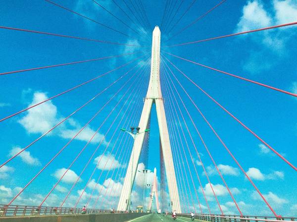 Cầu Cần Thơ là cây cầu dây văng có nhịp chính dài nhất Việt Nam và khu vực Đông Nam Á.