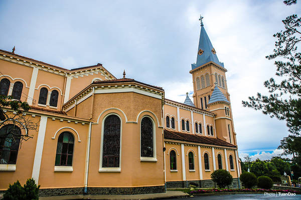 Nhà thờ Con gà được thiết kế theo kiểu mẫu của các nhà thờ Công giáo ở châu Âu, tiêu biểu cho trường phái kiến trúc Roman.