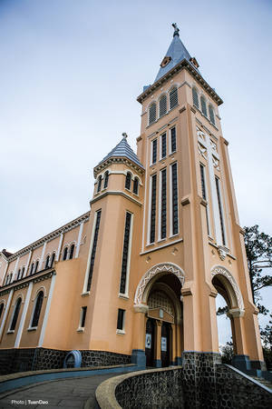 Mặt bằng nhà thờ theo hình chữ thập (giống thánh giá) có chiều dài 65 m, rộng 14 m, tháp chuông cao 47 m. Với độ cao đó, từ tháp chuông của nhà thờ có thể nhìn thấy mọi nơi của thành phố. Cửa chính của nhà thờ hướng về núi Langbiang.
