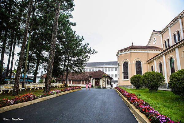 Khuôn viên của nhà thờ được cắt tỉa cây gọn gàng và trồng nhiều hoa, là một điểm tham quan thu hút du khách trong và ngoài nước.