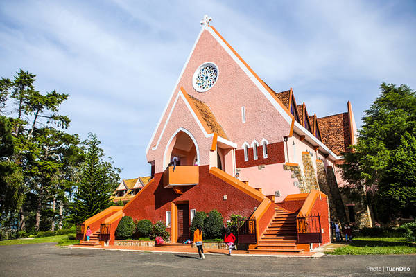 Nhà thờ Domaine de Marie còn được gọi là nhà thờ Vinh Sơn, nằm trên đường Ngô Quyền cách trung tâm thành phố Đà Lạt vào khoảng 1 km. Nhà thờ được xây dựng từ năm 1930, đến năm 1943 được xây lại với một kiến trúc khác.