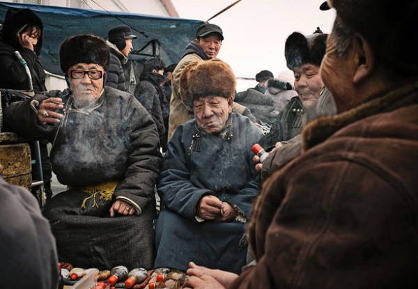 “Người dân địa phương ngồi hút xì gà trong một khu chợ ở Ulaanbaatar”