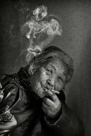 “Cụ bà hút thuốc ở tuổi 88. Cụ là bà của người sáng lập tổ chức từ thiện Tsolmon Ireesui Foundation mà tôi làm việc cùng”