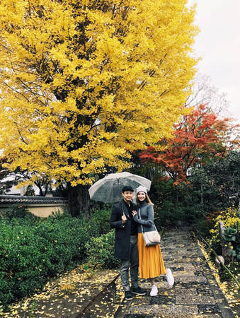 Trúc Diễm và ông xã John Từ đang có kỳ nghỉ dài ngày tại Nhật Bản cùng những người bạn. Hai người chọn thời điểm khởi hành giữa tháng 11 để có thể chiêm ngưỡng cảnh sắc tuyệt đẹp của mùa thu Nhật Bản khi những tán cây nhuộm màu vàng, đỏ trên khắp đất nước. Người đẹp đăng ảnh tại Arashiyama, Kyoto với caption tình cảm: "Ông bà già cùng nhau đi ngắm lá thu".