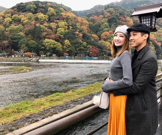Hai người ghé thăm cây cầu nổi tiếng Togetsukyo, được xem như biểu tượng của vùng Arashiyama. Cây cầu vắt ngang dòng sông nên được người xưa đặt cho tên gọi nên thơ "mặt trăng đi qua cầu". Đến đây vào tháng 11, du khách sẽ say đắm trước những thảm lá vàng đỏ phủ kín các sườn đồi, tạo nên cảnh tượng thiên nhiên thật đẹp. Bức ảnh tình tứ được Trúc Diễm đặt tên là "Chuyện tình bến Thượng Hải tại Kyoto".