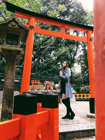 Và để ước nguyện thành sự thật hoặc cảm ơn vì ước nguyện đã đạt thành, họ mang nhiều cổng torii đặt ở đền. Hiện tại, số lượng cổng torii đã lên tới khoảng 10.000 cái, tạo thành một con đường đỏ nổi tiếng, trở thành điểm check in không thể bỏ qua ở Kyoto.