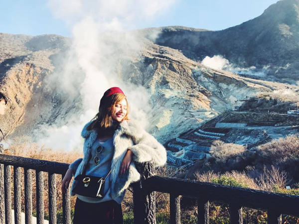 Ngoài những điểm đến phổ biến, lần này, hai vợ chồng còn "lần mò" đến thung lũng Owakudani ở tỉnh Kanagawa, cách Tokyo khoảng 170 km. Nơi đây trở thành điểm tham quan tiêu biểu, luôn náo nhiệt khách tham quan của thành phố Hakone. Thung lũng được hình thành từ miệng núi lửa Hakone phun trào cách đây 3.000 năm, là nơi mà bạn có thể nhìn thấy khói và ngửi thấy mùi lưu huỳnh ở vị trí rất gần.