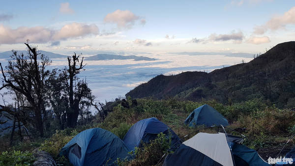 Biển mây khu vực hạ trại thực sự hùng vĩ - Ảnh: Lê Hồng Thái