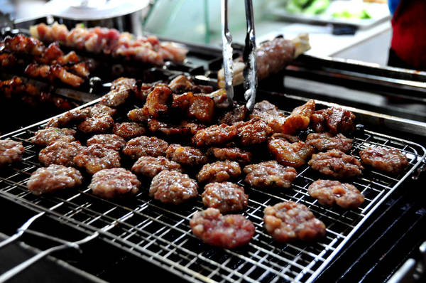 Giữa chợ còn có máy nướng thịt phục vụ cho món bún chả Hà Nội. Thịt và chả được nướng tại chỗ tỏa mùi thơm cả khu vực ẩm thực.