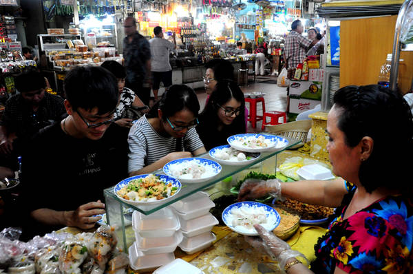Theo nhiều người, dù giá có đắt hơn hàng quán bên ngoài nhưng khi vào khu ẩm thực chợ Bến Thành, muốn ăn món gì cũng có mà không phải tìm kiếm.