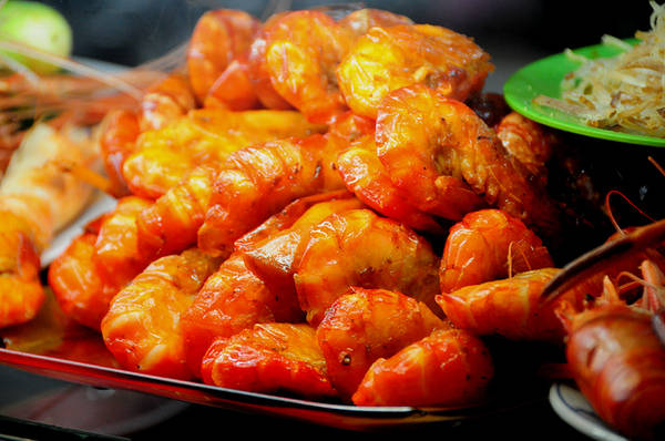 Món tôm rim là thế mạnh của một quán cơm tấm Sài Gòn trong chợ. Ngoài tôm, khách còn có thể gọi đùi gà nướng, sườn nướng, chả và bì.