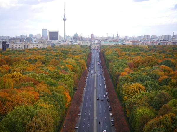 Đứng trên đỉnh tháp chiến thắng (Victory Column) ở giữa công viên Tiergarten, bạn có thể nhìn toàn cảnh thành phố Berlin đang khoác lên mình một tấm áo rực rỡ.