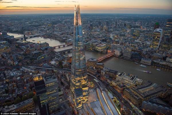 Tòa nhà chọc trời The Shard nằm cạnh sông Thames. Cả hai đều là biểu tượng nổi tiếng của London.